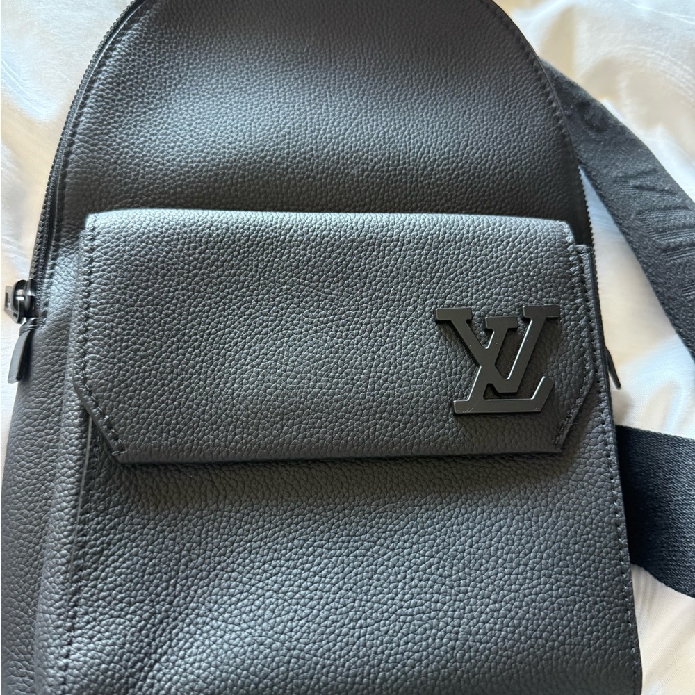 Louis Vuitton black Discovery Textured sling bag